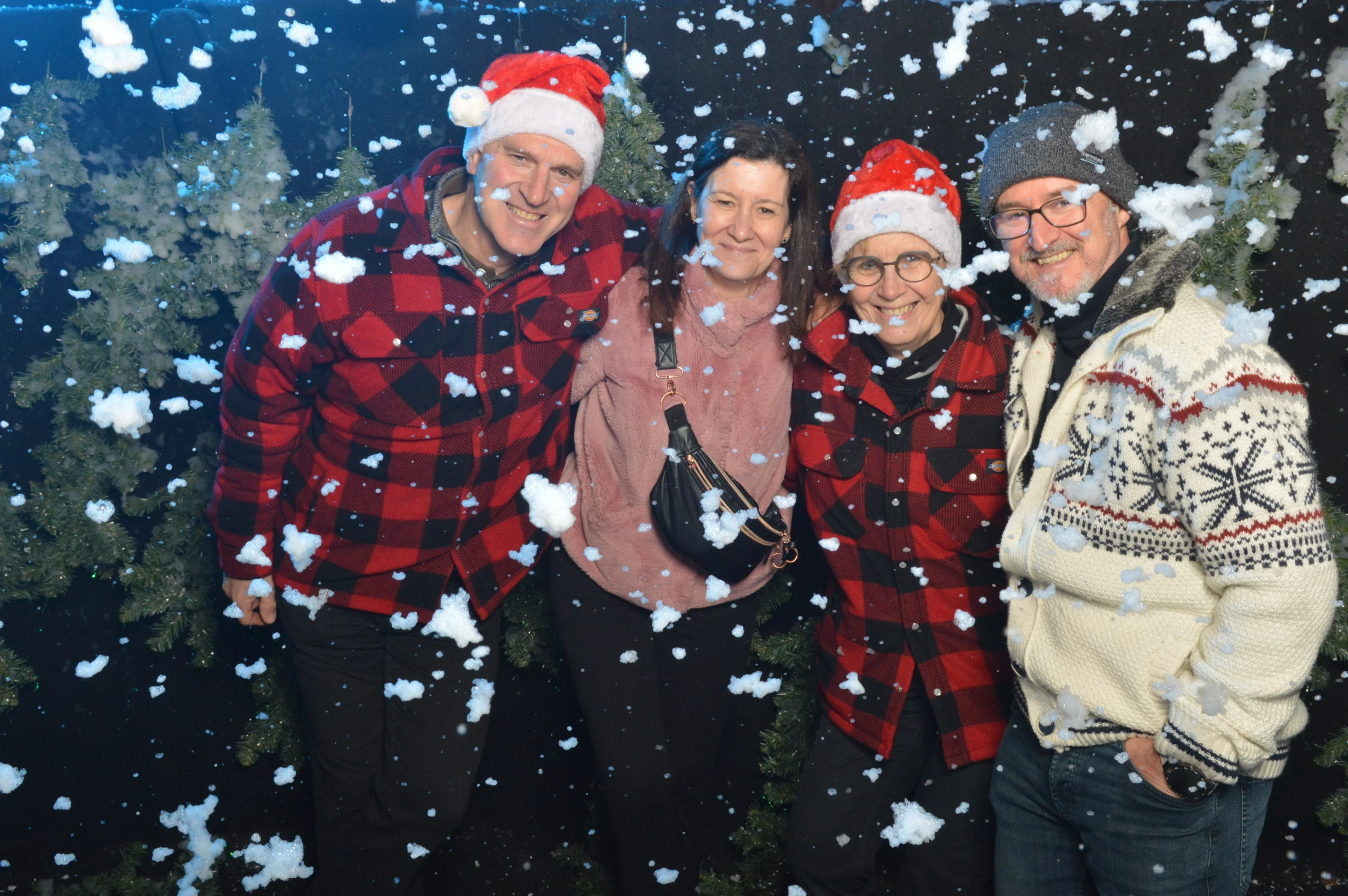 Winterse photobooth-foto in de sneeuw, Kerst fotobooth Flitsbooth met sneeuw