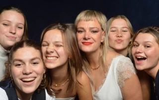 Photobooth op een trouwfeest in feestzaal De Cobra, Lichtaart. Fotobooth plezier met de Flitsbooth op bruiloft.