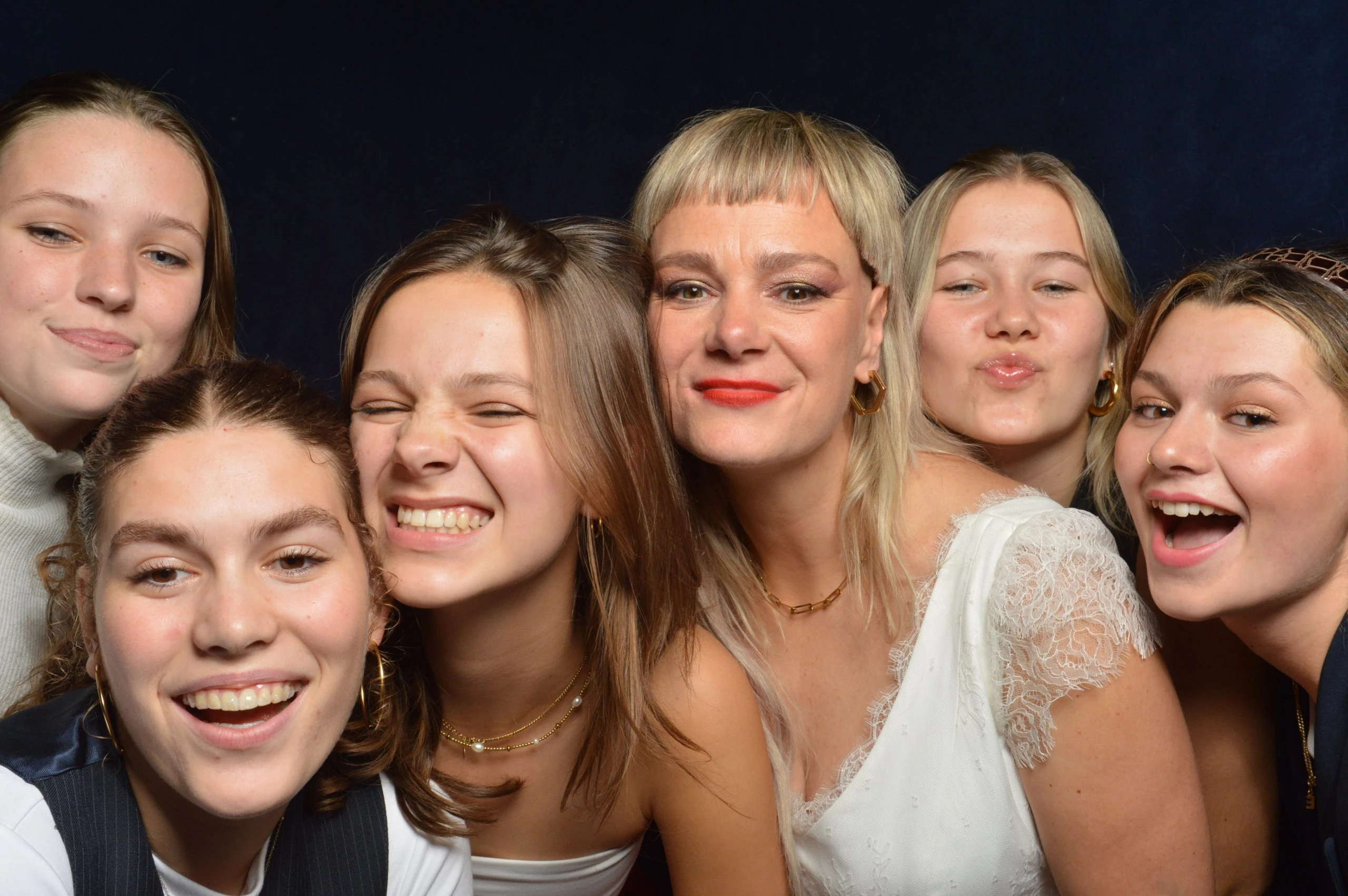 Photobooth op een trouwfeest in feestzaal De Cobra, Lichtaart. Fotobooth plezier met de Flitsbooth op bruiloft.